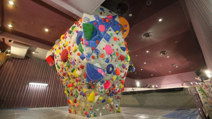 京都府のクライミング施設「クライミングジム ADSUMMUM（アドスムム） 新京極店」